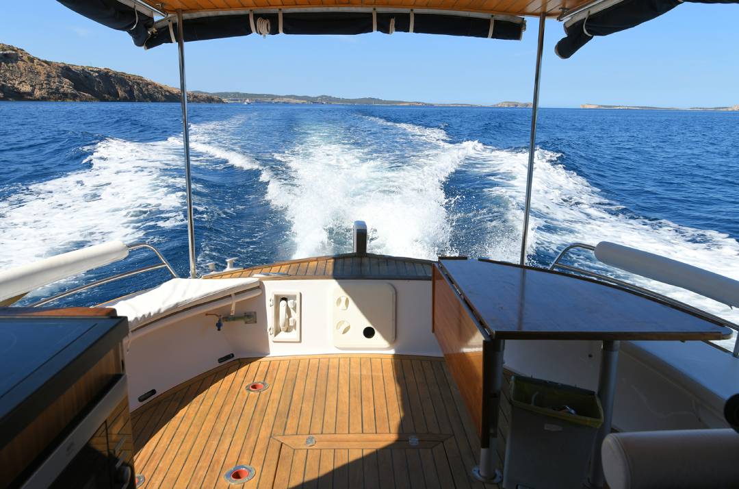 ALQUILER LLAÜT DESCUBRE LA MAGIA DE IBIZA A BORDO DE UN AUTÉNTICO LLAUT